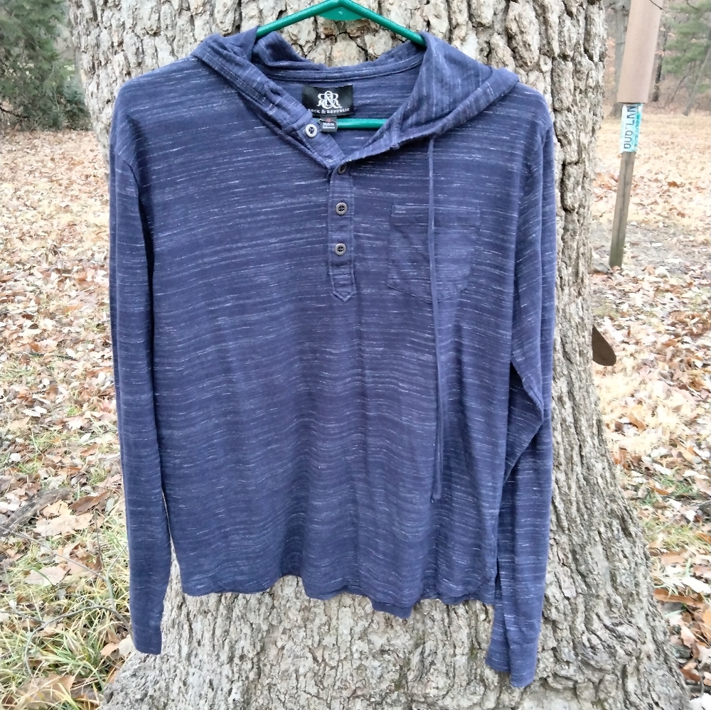 ⬇️ Price Drop!⬇️Rock & Republic Tee-shirt Hoodie in size M.